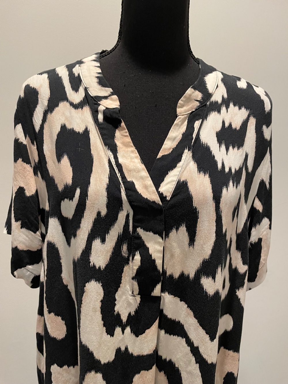 H&M Abstract Print Tunic Dress Size M Black Tan Neutrals Relaxed Fit Normcore